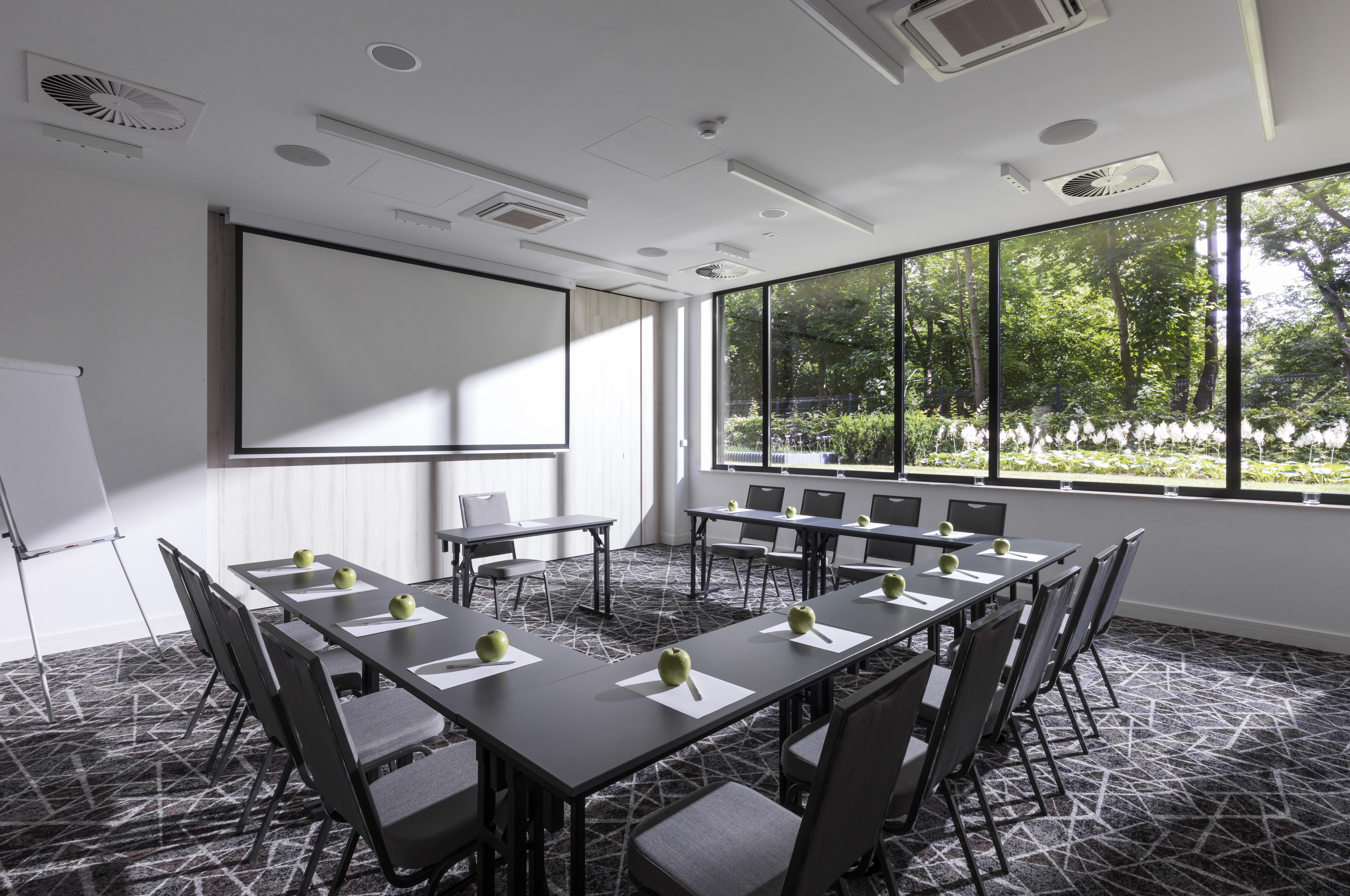 - Hotel, Conference & Hotell 4*
