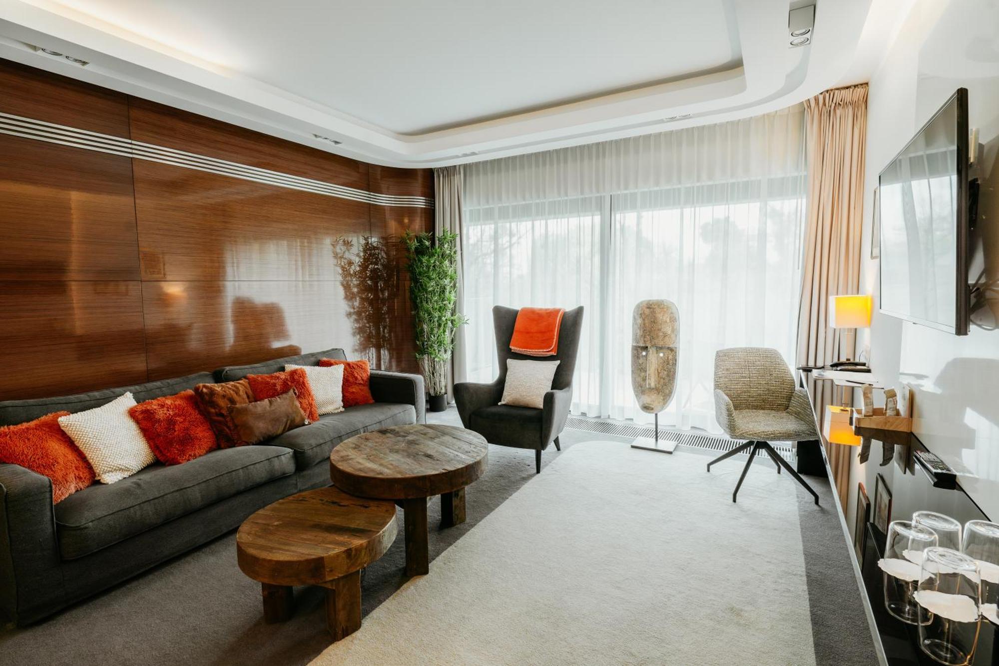 - Hotel, Conference & Hotell 4*